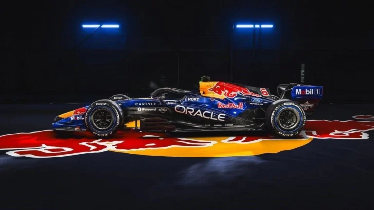 Monoplaza de Fórmula 1 de Red Bull Racing con decoración azul y logos de Oracle y Ford en un estudio oscuro