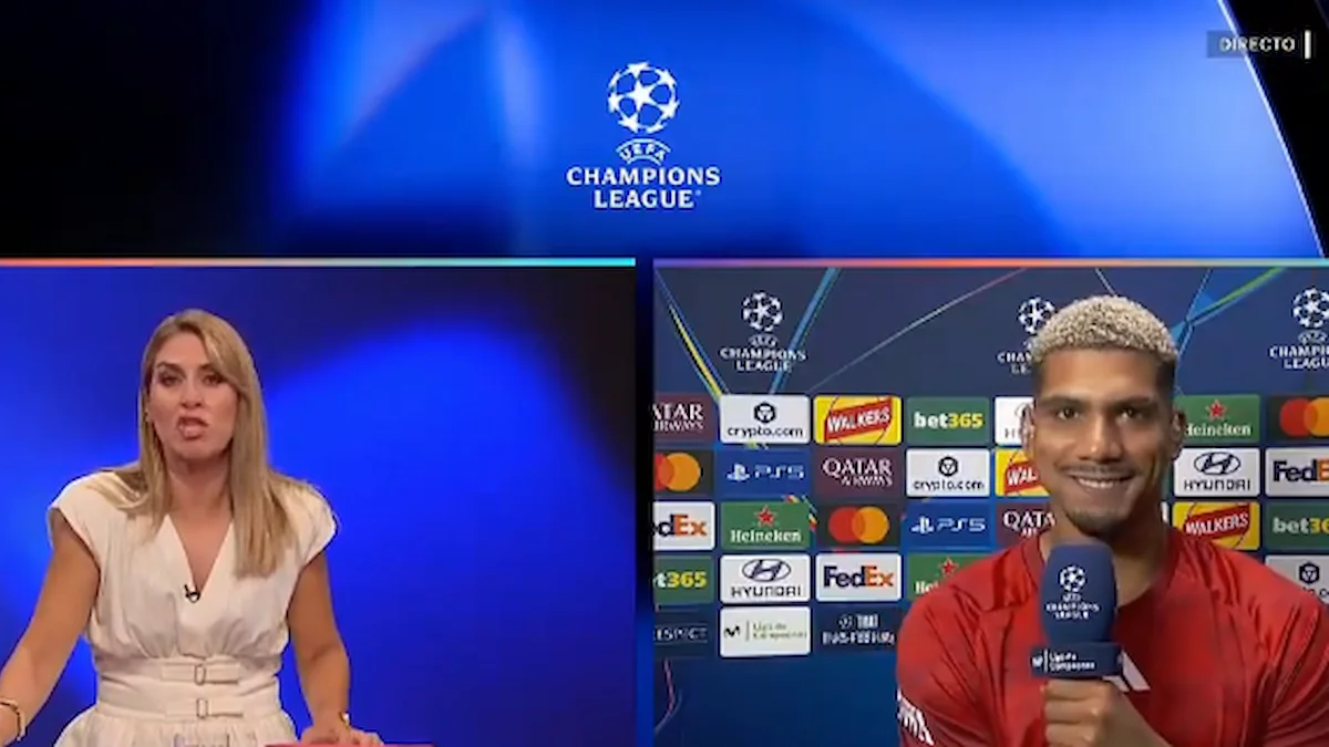 Ronald Araujo sonríe con la camiseta roja del Liverpool ante el photocall de la Champions, junto a la presentadora en plató