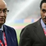 José Castro y José María del Nido Carrasco conversan sobre el césped con acreditaciones de LaLiga