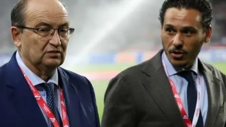 José Castro y José María del Nido Carrasco conversan sobre el césped con acreditaciones de LaLiga